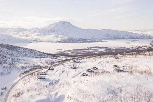 Bak hyttefeltet ligger det flere flotte stier for terrengsykling. Flott hyttefelt med en times kjøring fra byen. Gamvatn, rett over veien av hyttefeltet. Vannet er kjent som et godt fiskevann. Nyt roen i et behagelig turterreng med uante jakt og fiskemuligheter. En viktig del av turen. Området er ligger nært på mange godt kvalifiserte fiskevann. Hyttefeltet ligger i naturskjønne omgivelser med en times kjøring fra Tromsø. Feltet har en majestetisk utsikt over Skogsfjordvan.