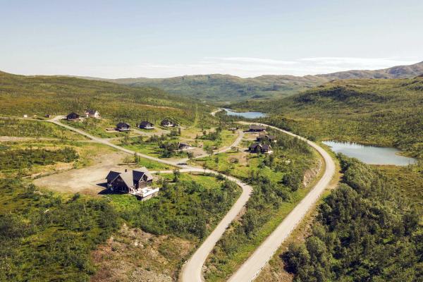Flott hyttefelt med en times kjøring fra byen.